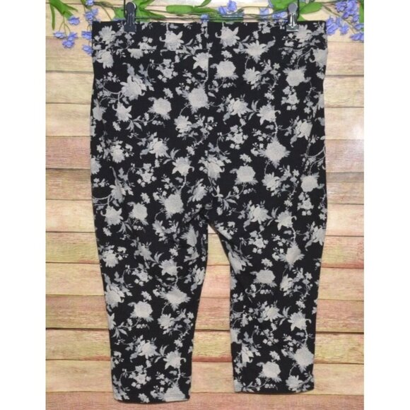 Torrid Womens 2 2X Black Cream Floral Leggings Short Knee Length Pockets Stretch - Picture 3 of 7